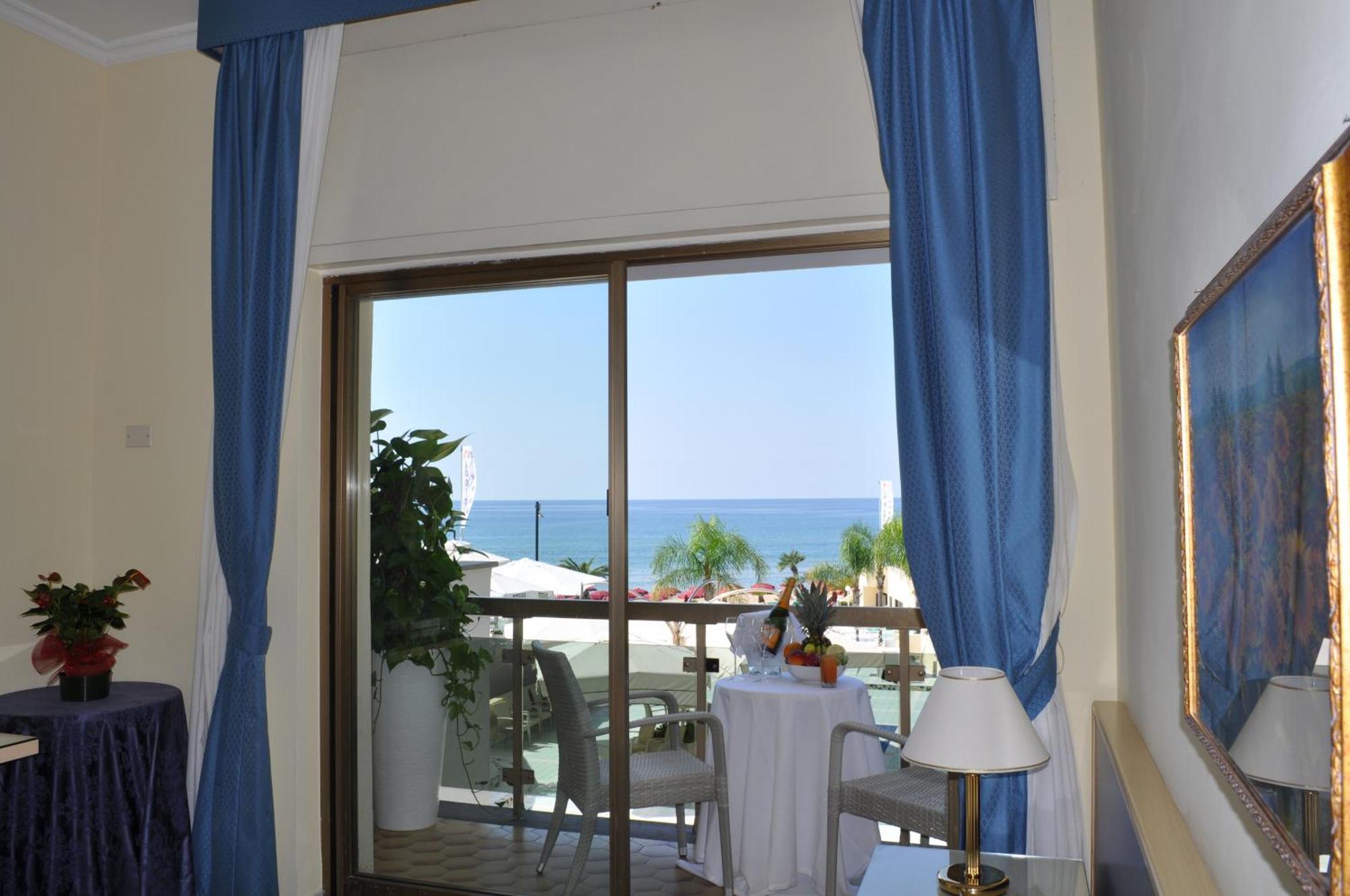 Hotel La Playa Сперлонга Экстерьер фото